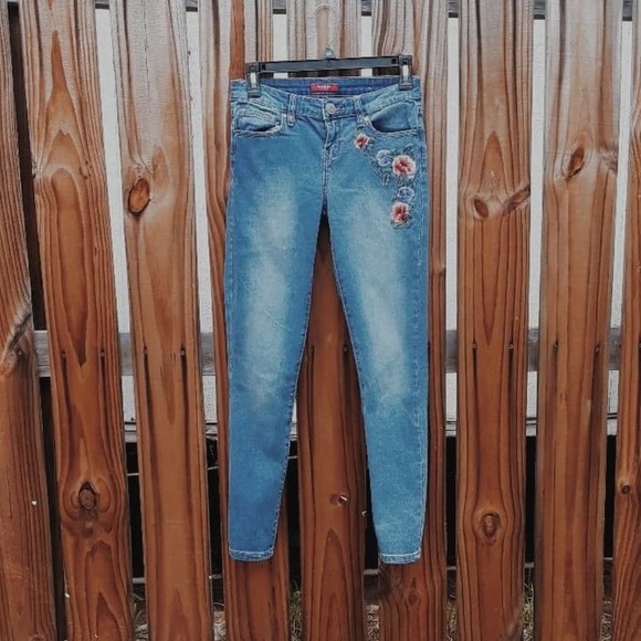 GUESS Medium Wash Embroidered Skinny Jeans Size 25 - Picture 1 of 7